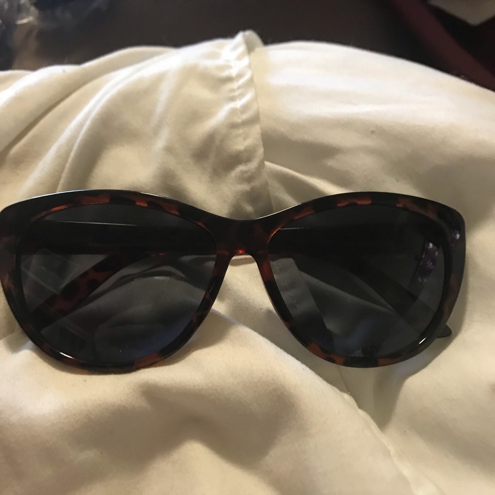 3/$10 Foster Grant sunglasses.- tortoise frame BX3
